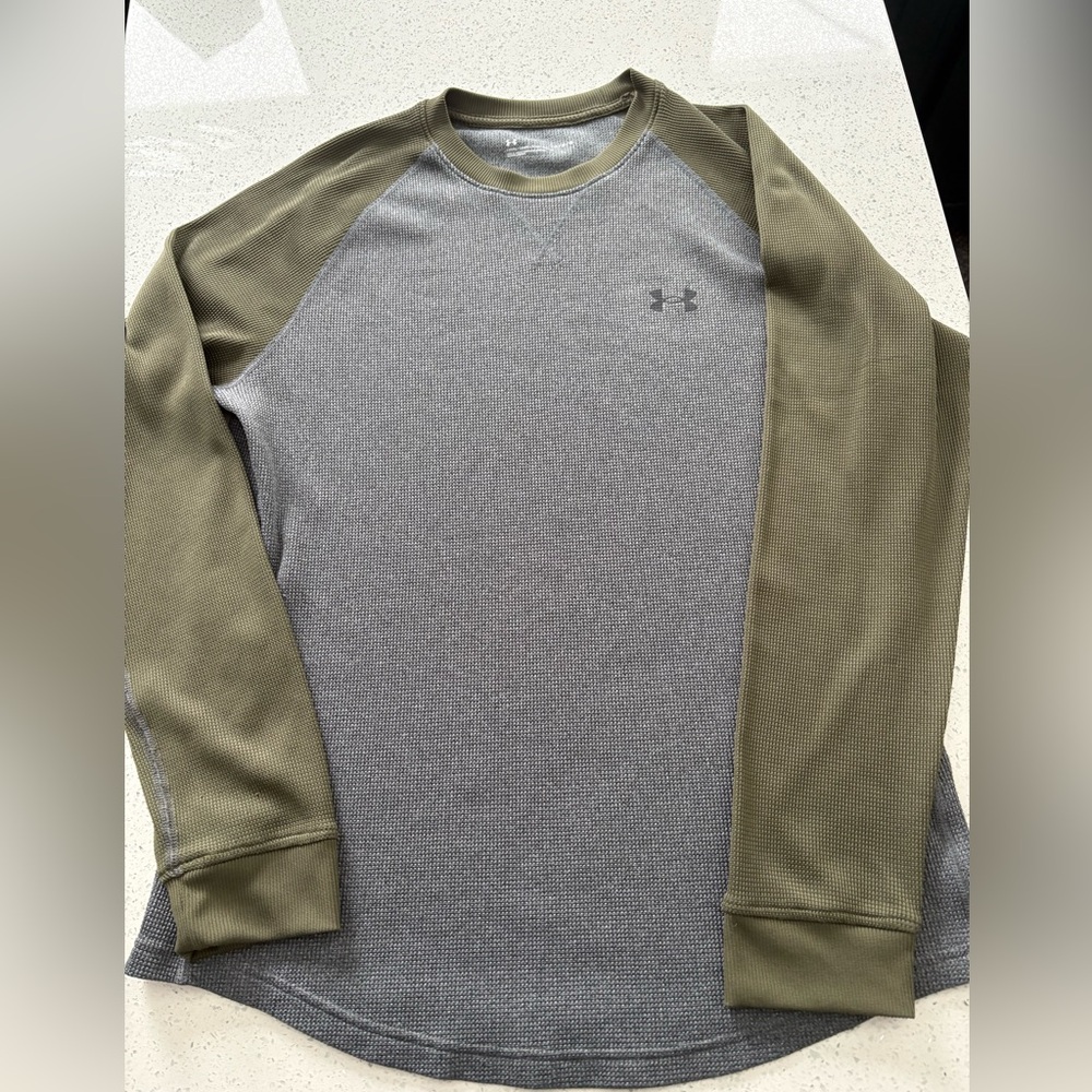 EUC Men’s Under Armour Thermal Shirt